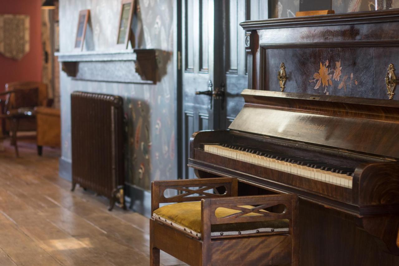 The Brisley Bell Hotel Екстериор снимка