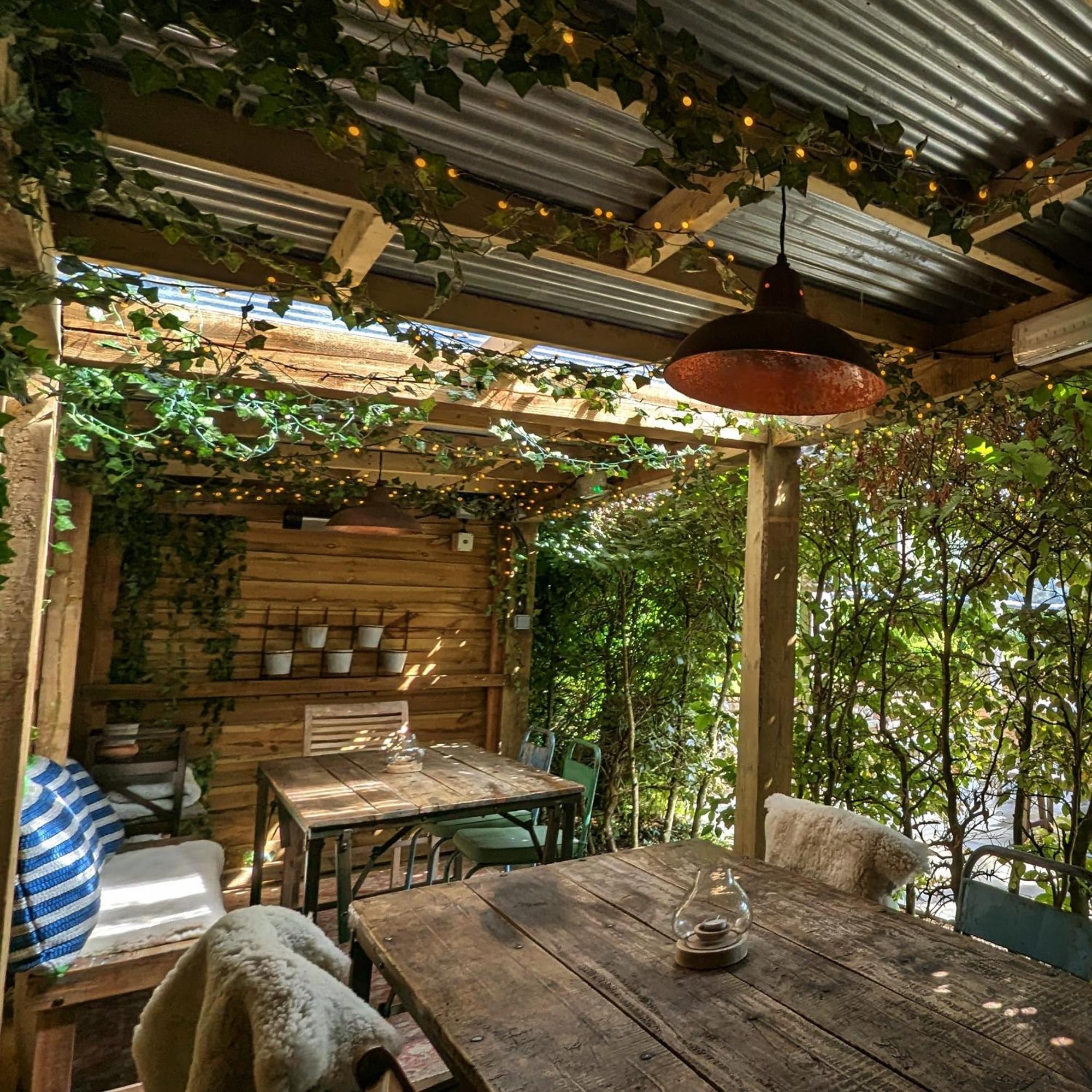 The Brisley Bell Hotel Екстериор снимка